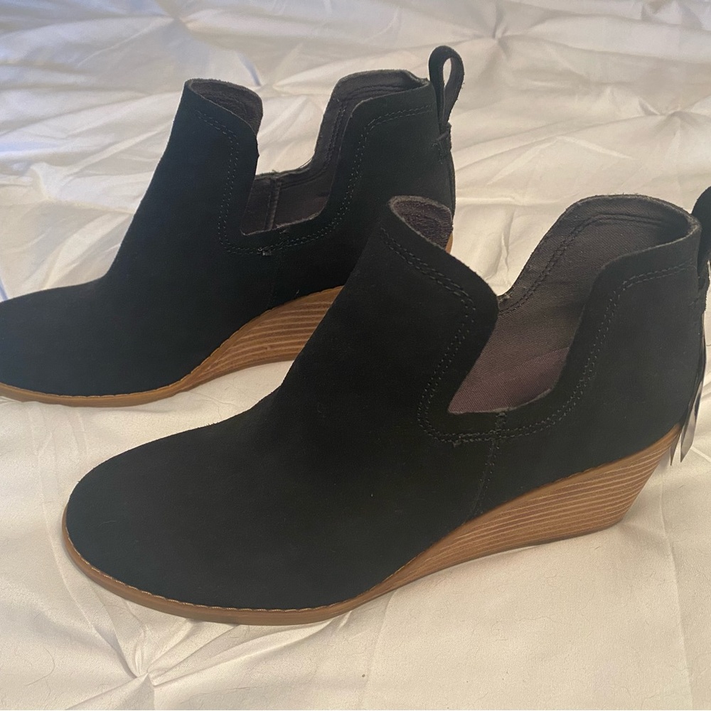 Women’s Tom’s Black Suede Booties, NWT